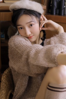 小芳坐在爸爸的车里通过后